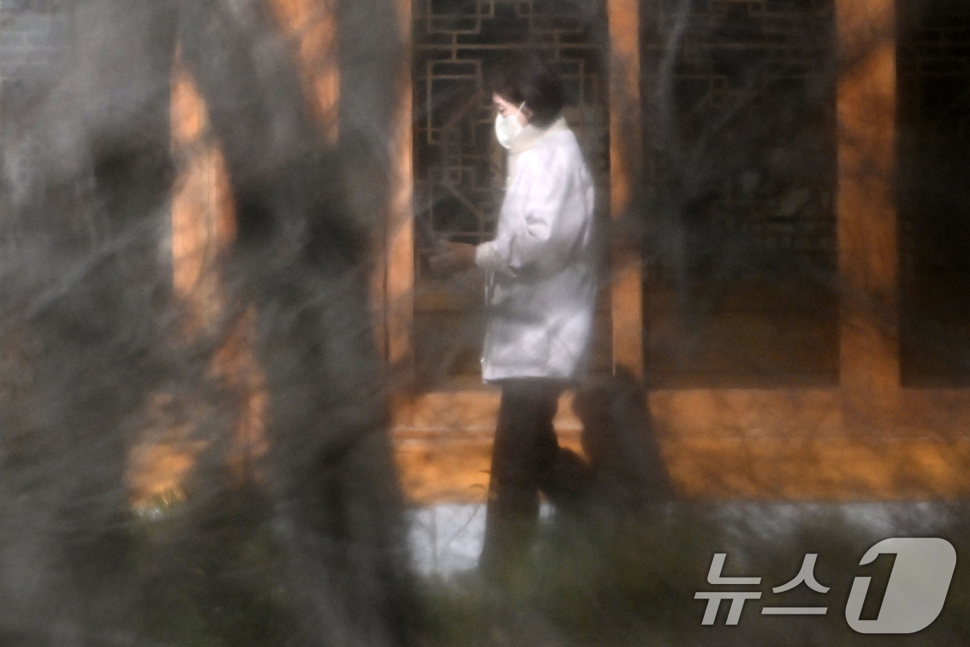 (용인=뉴스1) 김영운 기자 = 홍라희 삼성미술관 리움 명예관장이 19일 오전 경기도 용인시 호암미술관 인근 선영에서 열린 호암 이병철 삼성 창업회장의 38주기 추도식에 참석한 뒤 …