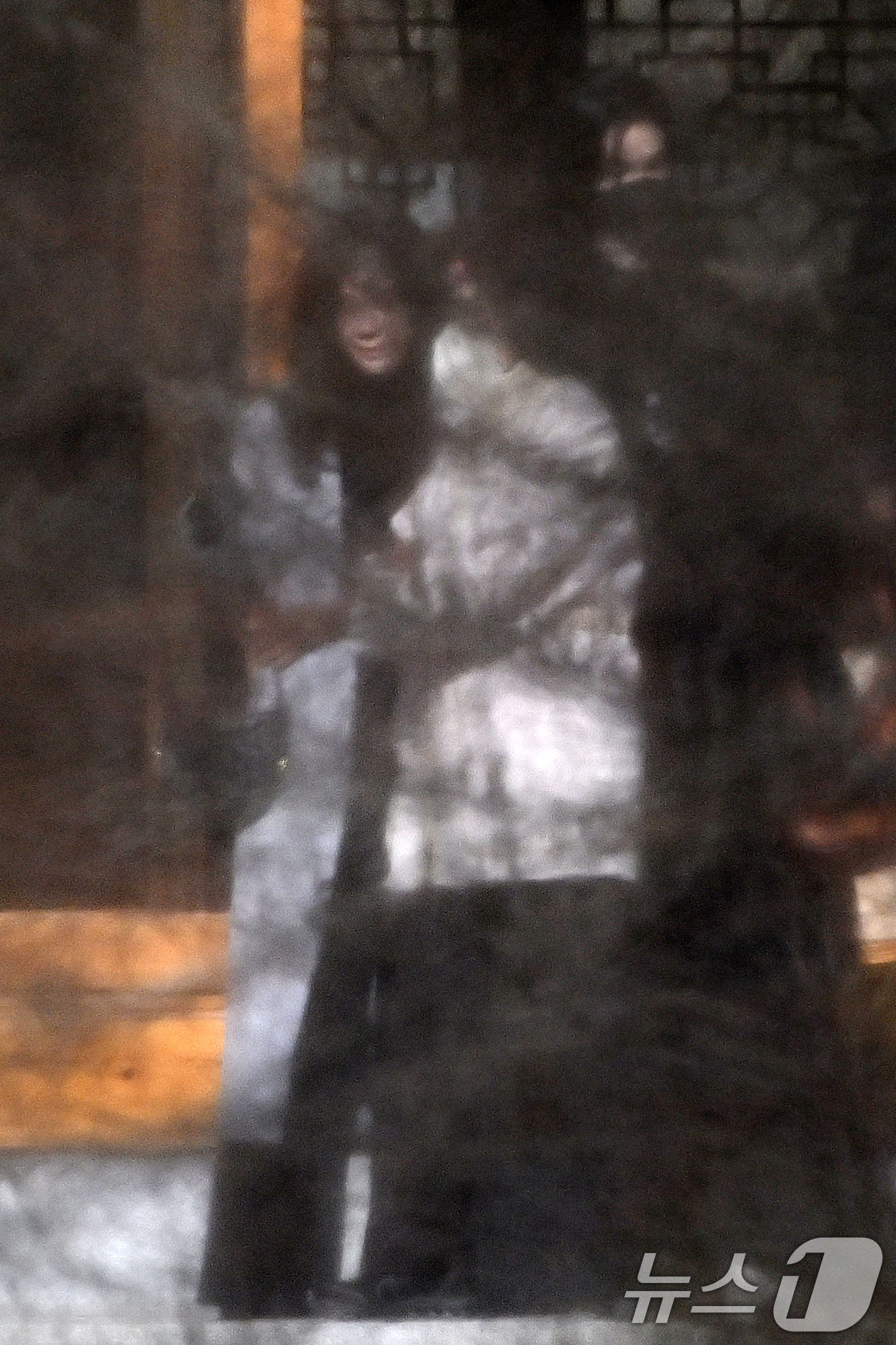 (용인=뉴스1) 김영운 기자 = 이부진 호텔신라 사장(왼쪽부터)과 홍라희 삼성미술관 리움 명예관장, 이서현 삼성물산 사장이 19일 오전 경기도 용인시 호암미술관 인근 선영에서 열린 …