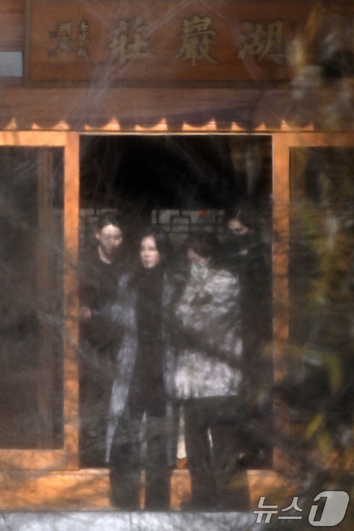 (용인=뉴스1) 김영운 기자 = 이부진 호텔신라 사장(왼쪽부터)과 홍라희 삼성미술관 리움 명예관장, 이서현 삼성물산 사장이 19일 오전 경기도 용인시 호암미술관 인근 선영에서 열린 …