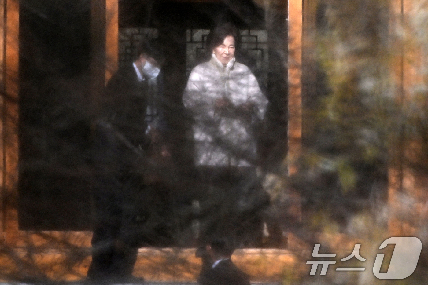 (용인=뉴스1) 김영운 기자 = 홍라희 삼성미술관 리움 명예관장이 19일 오전 경기도 용인시 호암미술관 인근 선영에서 열린 호암 이병철 삼성 창업회장의 38주기 추도식에 참석한 뒤 …