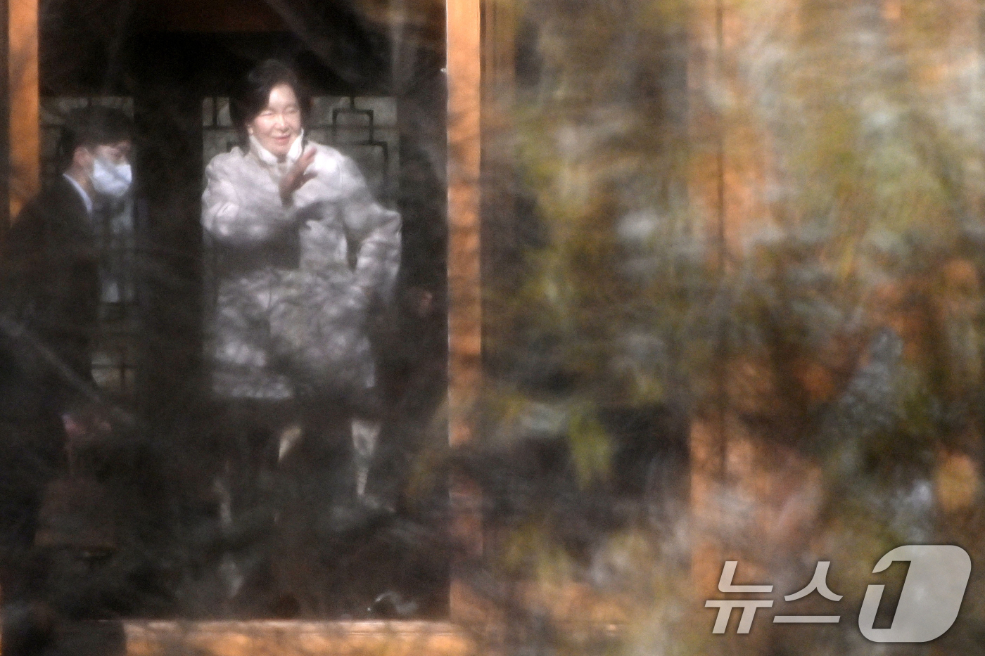 (용인=뉴스1) 김영운 기자 = 홍라희 삼성미술관 리움 명예관장이 19일 오전 경기도 용인시 호암미술관 인근 선영에서 열린 호암 이병철 삼성 창업회장의 38주기 추도식에 참석해 이 …