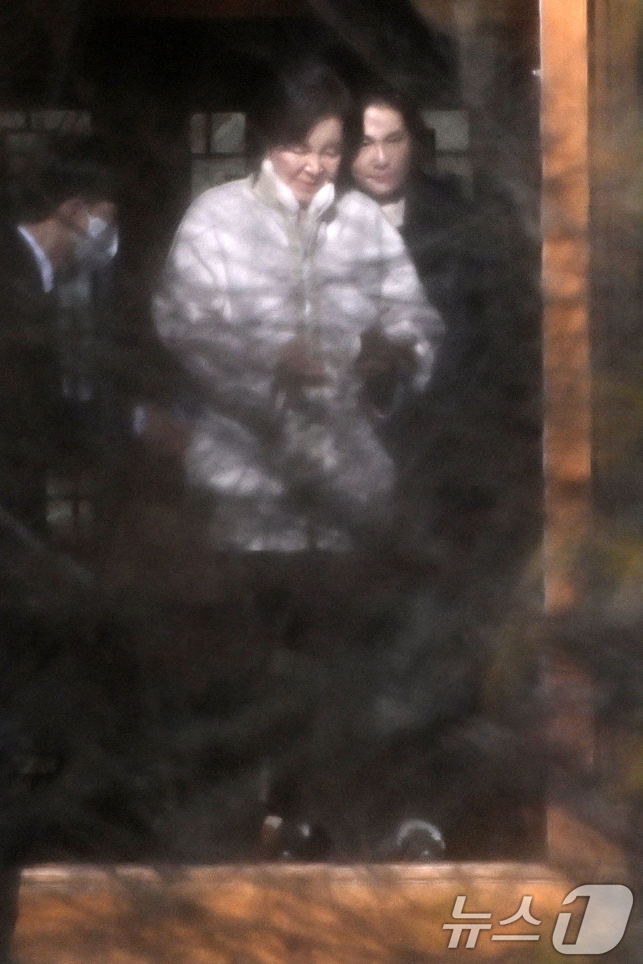 (용인=뉴스1) 김영운 기자 = 홍라희 삼성미술관 리움 명예관장과 이서현 삼성물산 사장이 19일 오전 경기도 용인시 호암미술관 인근 선영에서 열린 호암 이병철 삼성 창업회장의 38 …