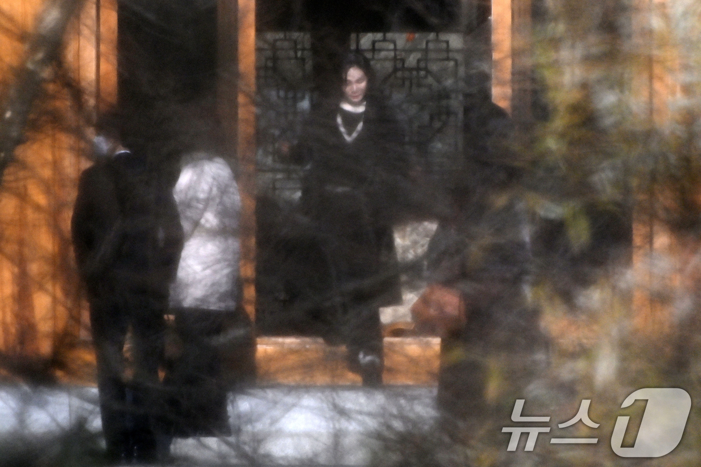 (용인=뉴스1) 김영운 기자 = 이서현 삼성물산 사장이 19일 오전 경기도 용인시 호암미술관 인근 선영에서 열린 호암 이병철 삼성 창업회장의 38주기 추도식에 참석한 뒤 걸음을 옮 …