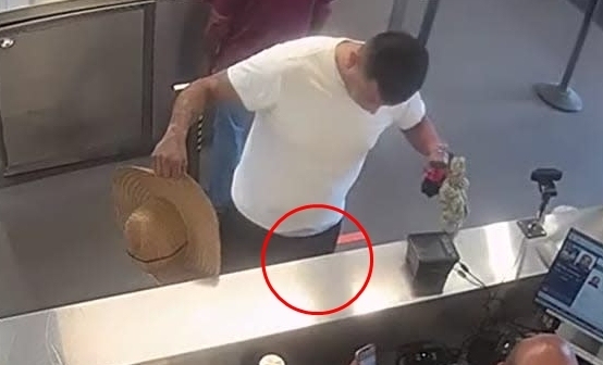 멸종 위기 앵무새 속옷에 숨긴 채 입국…검색 걸리자 "내 '그것' 돌출된 것"