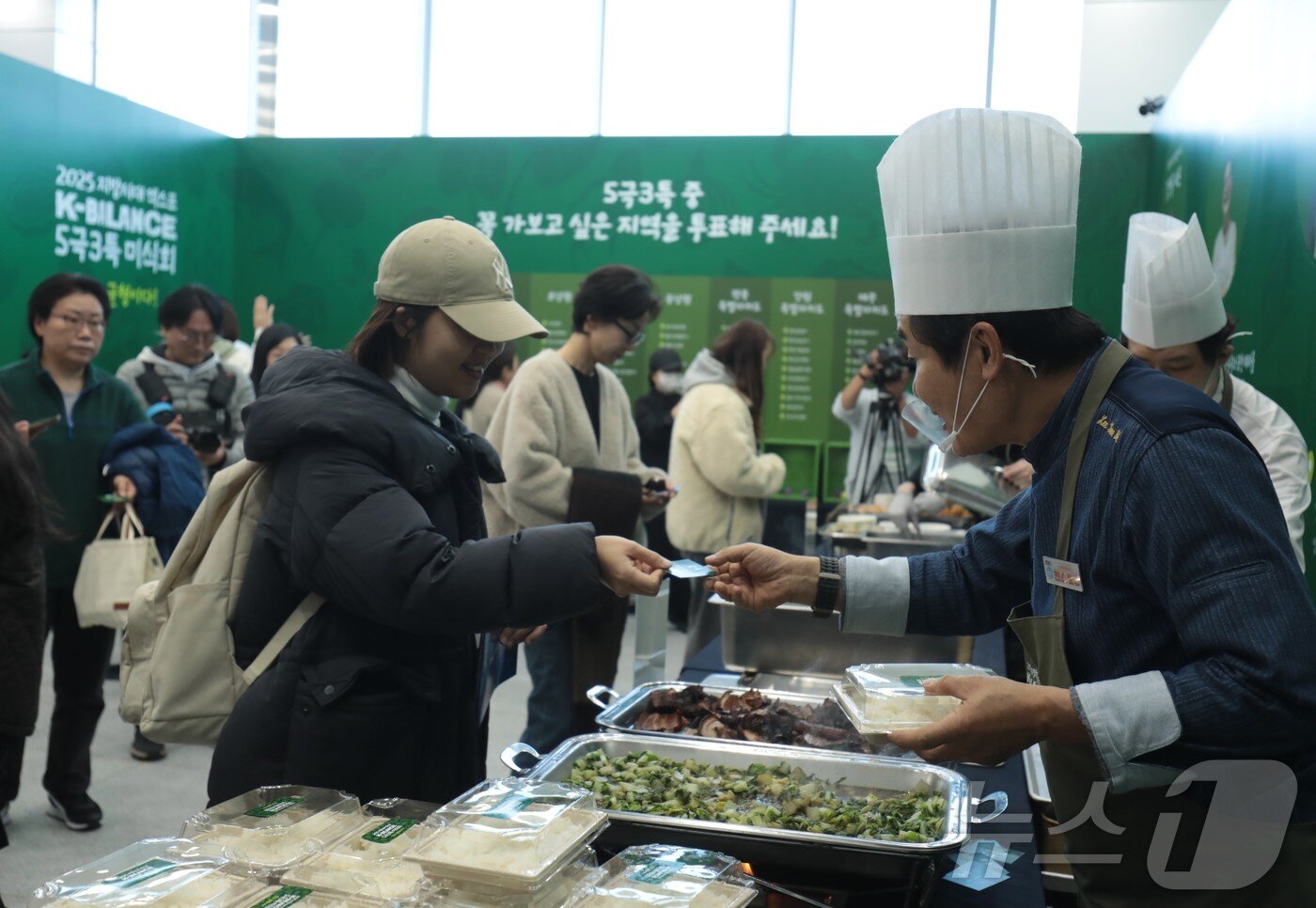 본문 이미지 - 19일 울산 울주군 울산전시컨벤션센터에서 열린 2025 지방시대 엑스포 &#39;5극3특 미식관&#39;에서 이연복 쉐프가 제주 흑돼지 동파육 덮밥을 방문객들에게 전하고 있다. 2025.11.19/뉴스1 ⓒ News1 김세은 기자