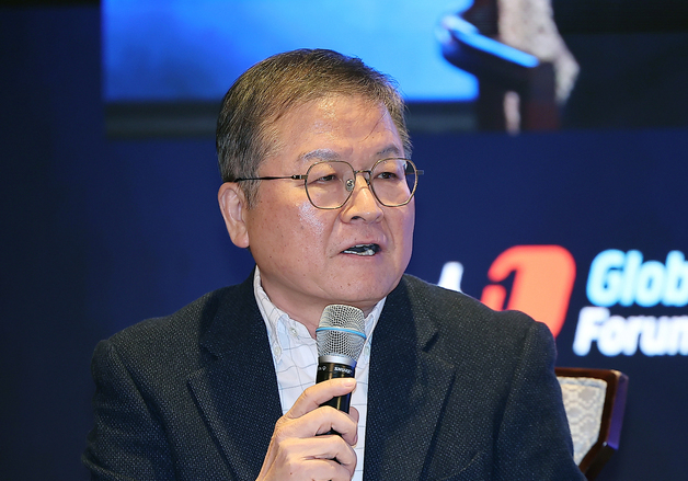 패널토론 진행하는 박영민 단장