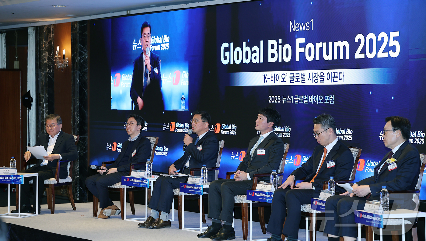 (서울=뉴스1) 김진환 기자 = 오정원 식품의약품안전처 바이오의약품정책과 과장(왼쪽 세 번째)이 19일 오전 서울 중구 소공동 롯데호텔 사파이어볼룸에서 열린 '뉴스1 글로벌바이오포 …