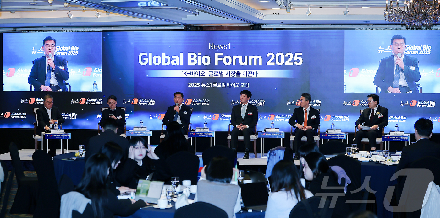 (서울=뉴스1) 김진환 기자 = 오정원 식품의약품안전처 바이오의약품정책과 과장(왼쪽 세 번째)이 19일 오전 서울 중구 소공동 롯데호텔 사파이어볼룸에서 열린 '뉴스1 글로벌바이오포 …