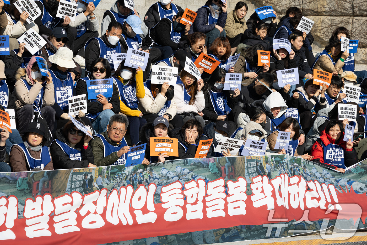 (서울=뉴스1) 유승관 기자 = 전국장애인부모연대 회원들이 19일 서울 여의도 국회 본청 앞에서 발달장애인 권리예산 확보를 위한 투쟁 선포 기자회견을 하고 있다. 2025.11.1 …