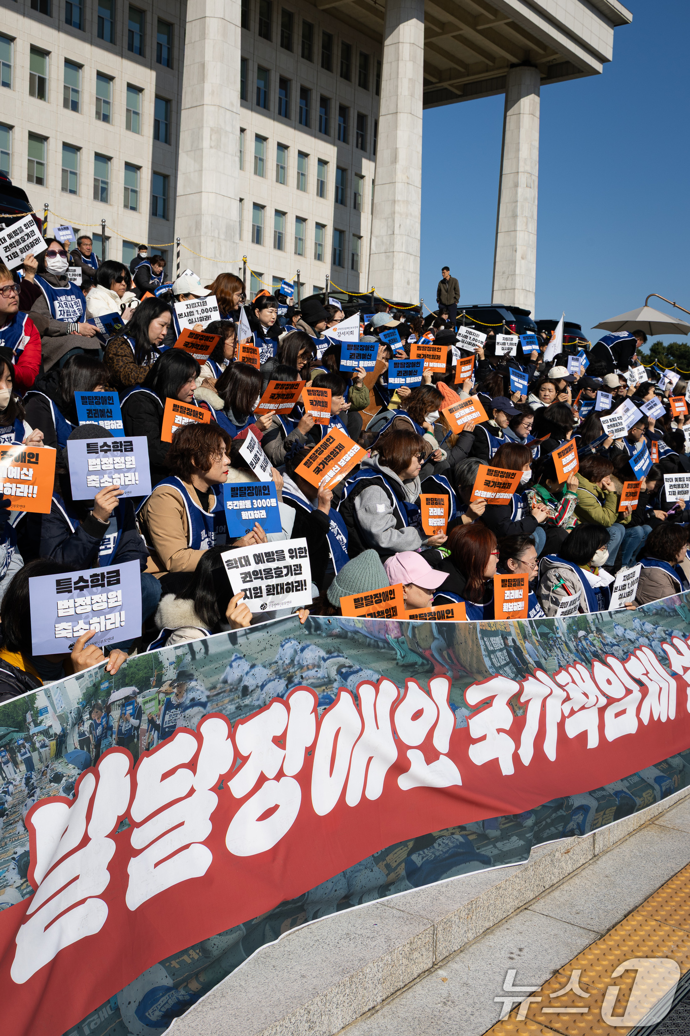 (서울=뉴스1) 유승관 기자 = 전국장애인부모연대 회원들이 19일 서울 여의도 국회 본청 앞에서 발달장애인 권리예산 확보를 위한 투쟁 선포 기자회견을 하고 있다. 2025.11.1 …