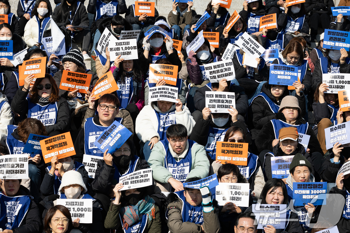 (서울=뉴스1) 유승관 기자 = 전국장애인부모연대 회원들이 19일 서울 여의도 국회 본청 앞에서 발달장애인 권리예산 확보를 위한 투쟁 선포 기자회견을 하고 있다. 2025.11.1 …