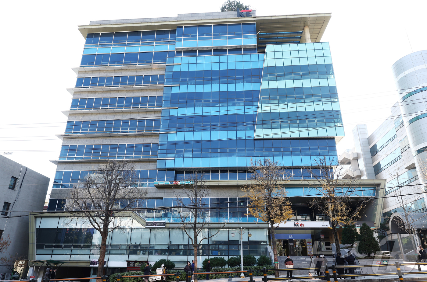 (서울=뉴스1) 김민지 기자 = 'KT무단결제 사건' 관련 정부 조사를 방해했다는 의혹을 수사 중인 경찰이 19일 위계에 의한 공무집행방해 혐의로 KT 방배 사옥 및 판교 사옥에 …