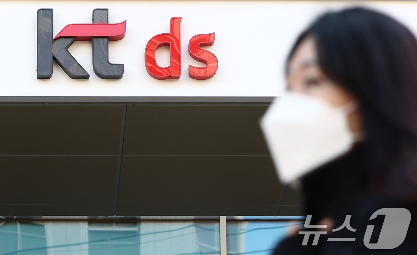 (서울=뉴스1) 김민지 기자 = 'KT무단결제 사건' 관련 정부 조사를 방해했다는 의혹을 수사 중인 경찰이 19일 위계에 의한 공무집행방해 혐의로 KT 방배 사옥 및 판교 사옥에 …