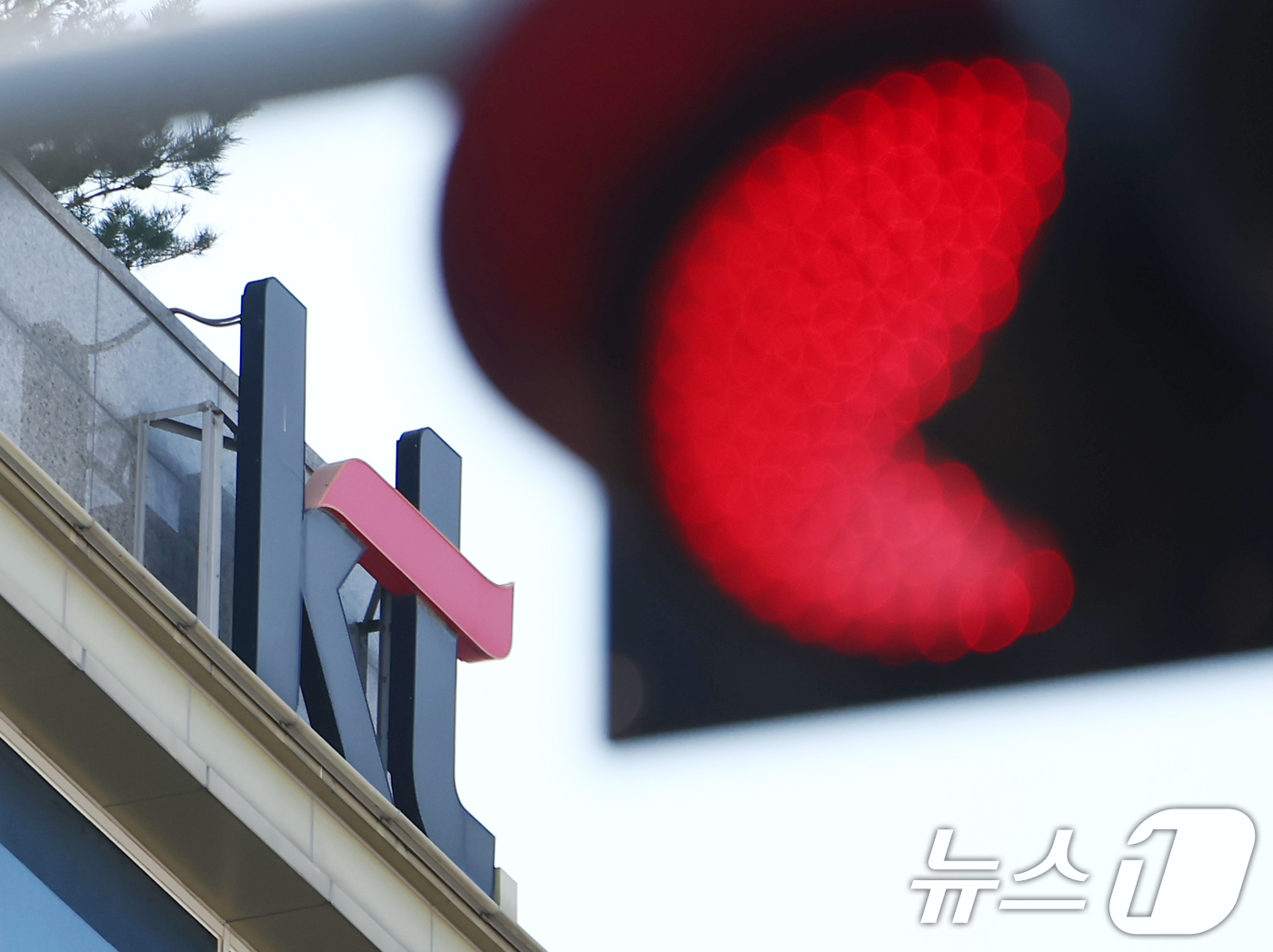 (서울=뉴스1) 김민지 기자 = 'KT무단결제 사건' 관련 정부 조사를 방해했다는 의혹을 수사 중인 경찰이 19일 위계에 의한 공무집행방해 혐의로 KT 방배 사옥 및 판교 사옥에 …