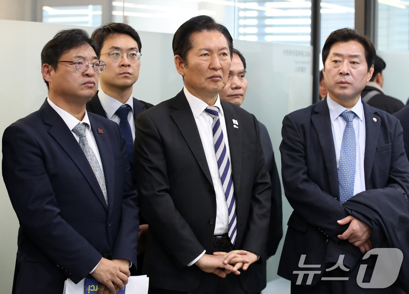 (대구=뉴스1) 공정식 기자 = 정청래 더불어민주당 대표(가운데)가 19일 대구 수성알파시티 입주기업 스피어AX를 찾아 융복합관제센터에서 인공지능 기반 지능형 CCTV에 대한 설명 …