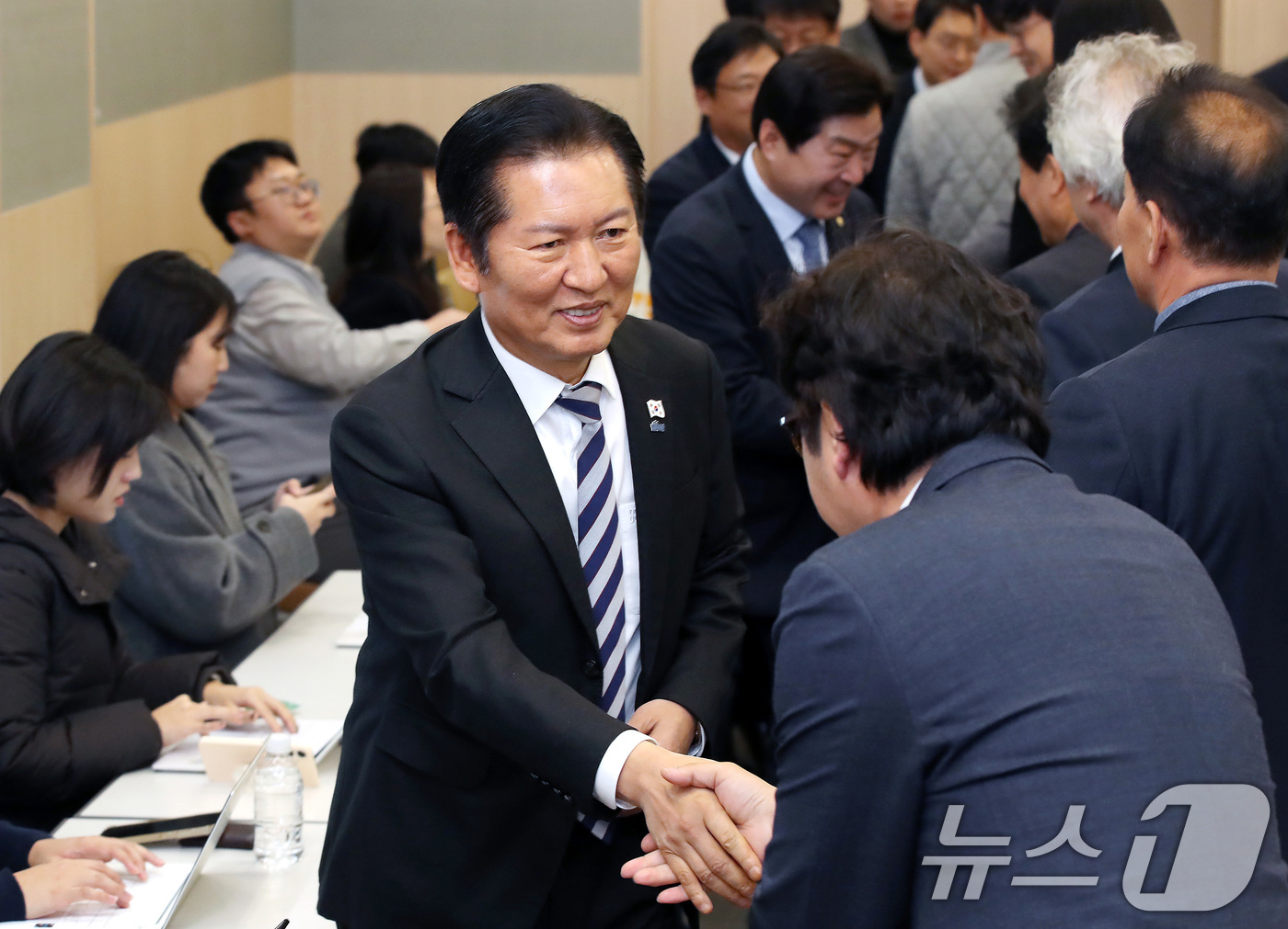 (대구=뉴스1) 공정식 기자 = 정청래 더불어민주당 대표(앞줄 가운데)가 19일 대구 수성구 스피어AX에서 열린 '수성알파시티 기업과 함께하는 산업혁신 정책간담회'에서 참석자들과 …