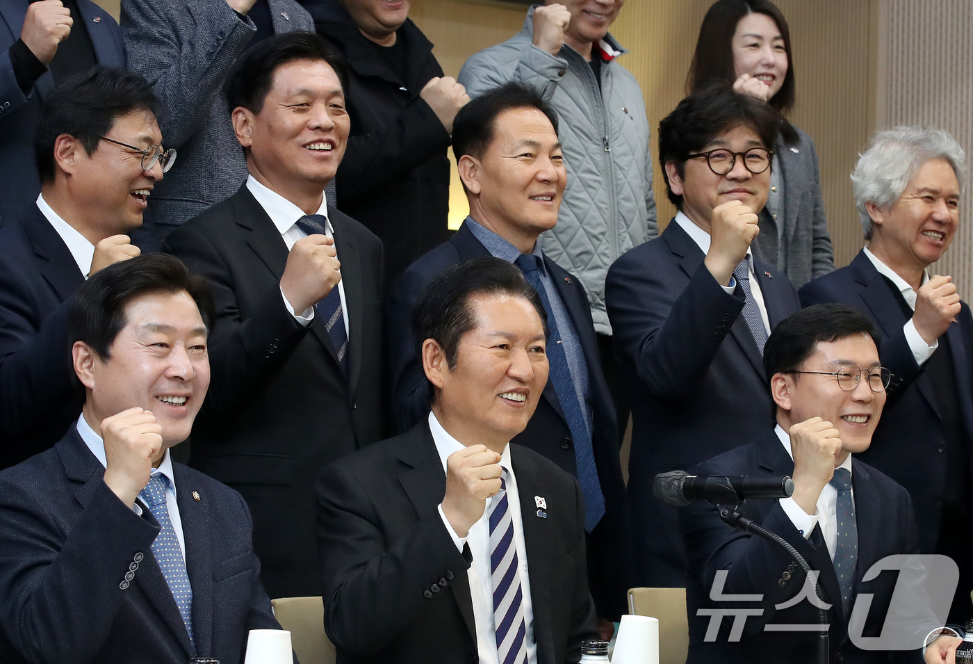 (대구=뉴스1) 공정식 기자 = 정청래 더불어민주당 대표(앞줄 가운데)가 19일 대구 수성구 스피어AX에서 열린 '수성알파시티 기업과 함께하는 산업혁신 정책간담회'에서 참석자들과 …