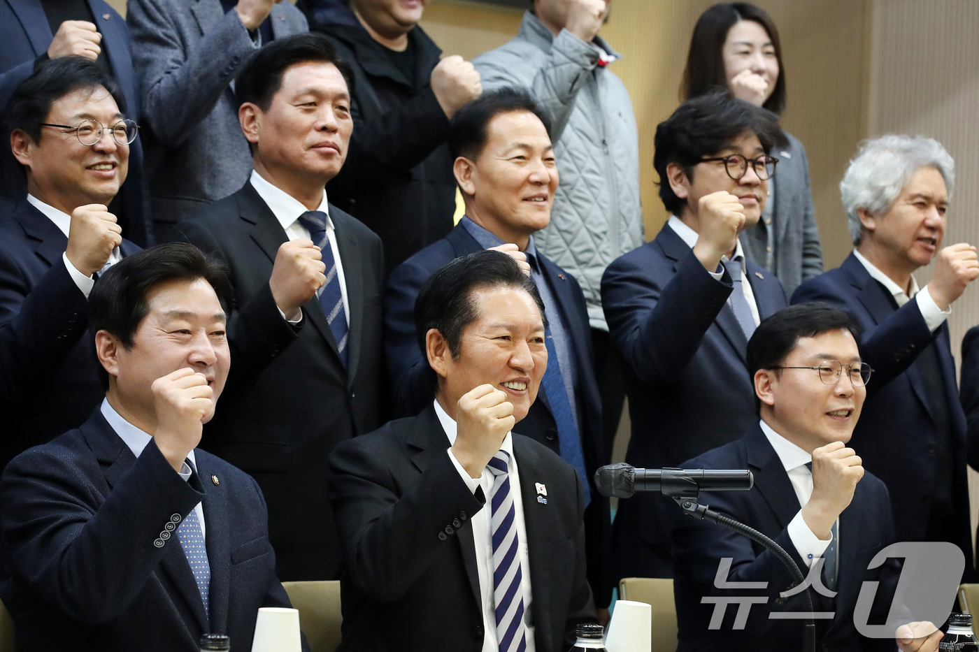 (대구=뉴스1) 공정식 기자 = 정청래 더불어민주당 대표(앞줄 가운데)가 19일 대구 수성구 스피어AX에서 열린 '수성알파시티 기업과 함께하는 산업혁신 정책간담회'에서 참석자들과 …