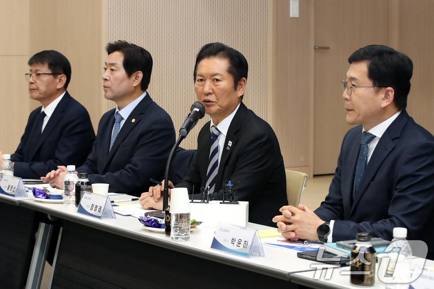 (대구=뉴스1) 공정식 기자 = 정청래 더불어민주당 대표(왼쪽 세 번째)가 19일 대구 수성구 스피어AX에서 열린 '수성알파시티 기업과 함께하는 산업혁신 정책간담회'에 참석해 인사 …