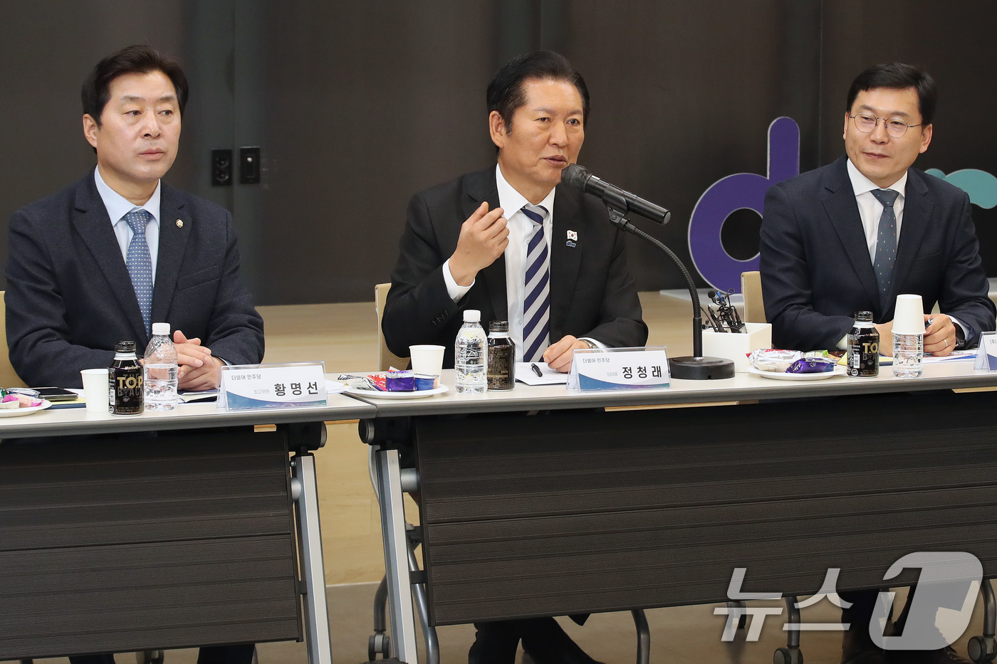 (대구=뉴스1) 공정식 기자 = 정청래 더불어민주당 대표(가운데)가 19일 대구 수성구 스피어AX에서 열린 '수성알파시티 기업과 함께하는 산업혁신 정책간담회'에 참석해 인사말을 하 …