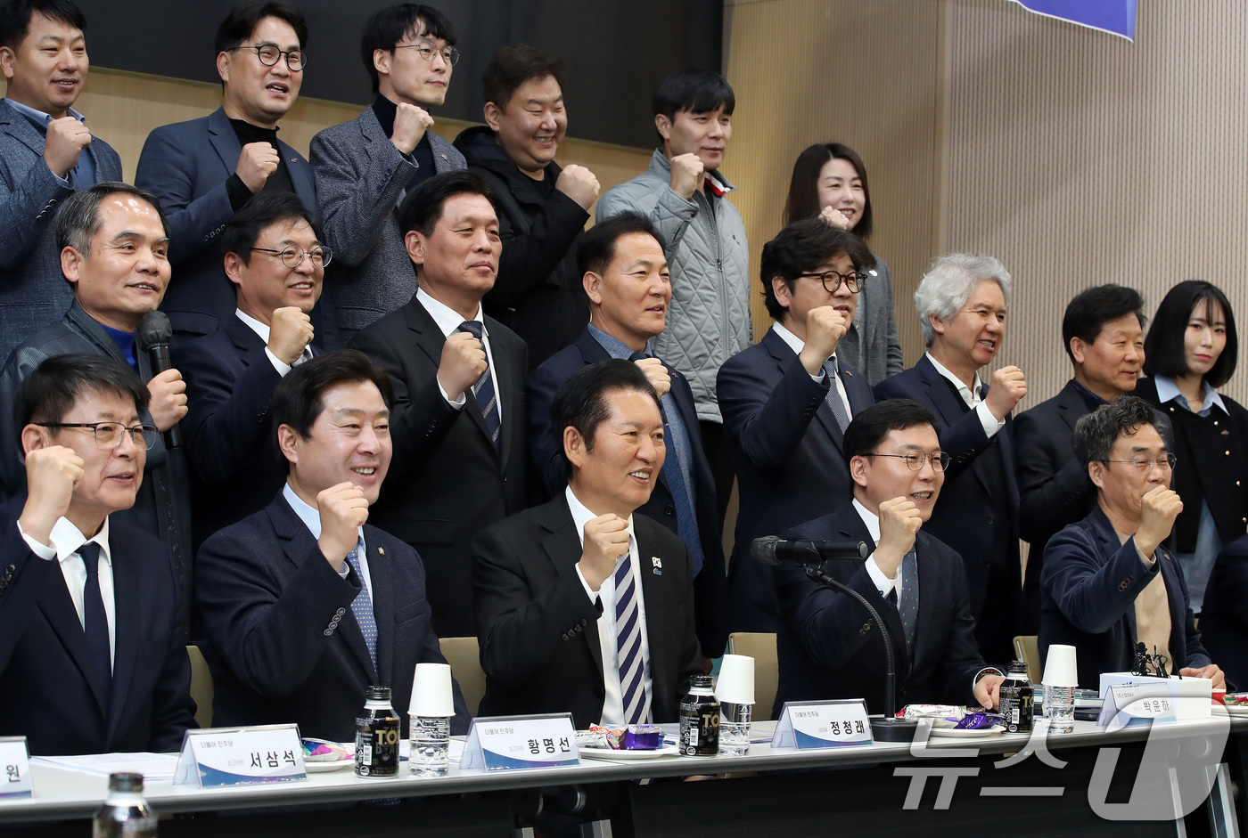 (대구=뉴스1) 공정식 기자 = 정청래 더불어민주당 대표(앞줄 가운데)가 19일 대구 수성구 스피어AX에서 열린 '수성알파시티 기업과 함께하는 산업혁신 정책간담회'에서 참석자들과 …