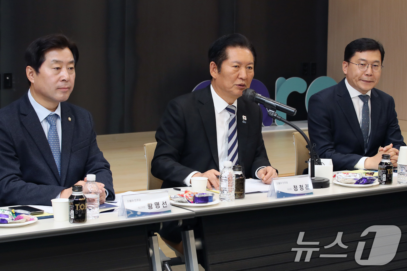 (대구=뉴스1) 공정식 기자 = 정청래 더불어민주당 대표(가운데)가 19일 대구 수성구 스피어AX에서 열린 '수성알파시티 기업과 함께하는 산업혁신 정책간담회'에 참석해 인사말을 하 …