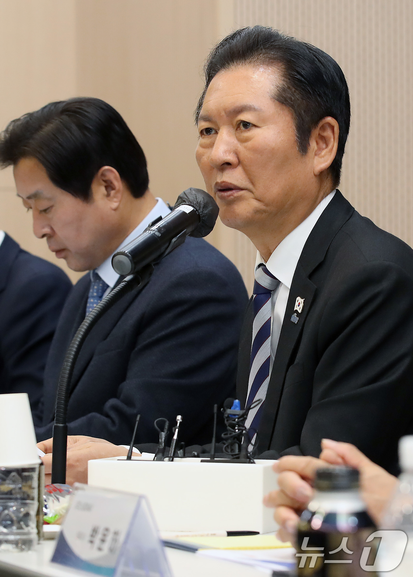 (대구=뉴스1) 공정식 기자 = 정청래 더불어민주당 대표가 19일 대구 수성구 스피어AX에서 열린 '수성알파시티 기업과 함께하는 산업혁신 정책간담회'에 참석해 인사말을 하고 있다. …