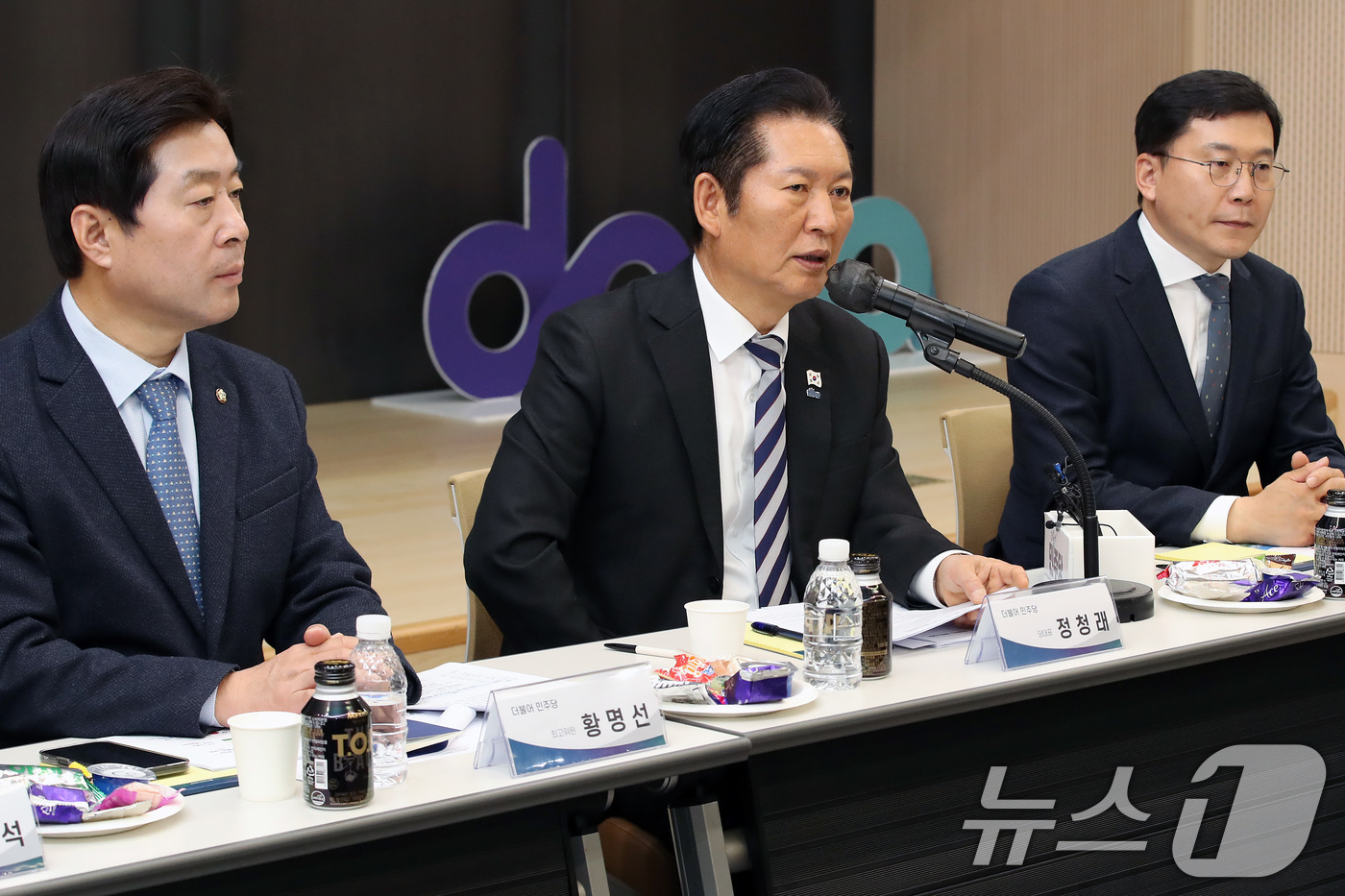 (대구=뉴스1) 공정식 기자 = 정청래 더불어민주당 대표(가운데)가 19일 대구 수성구 스피어AX에서 열린 '수성알파시티 기업과 함께하는 산업혁신 정책간담회'에 참석해 인사말을 하 …