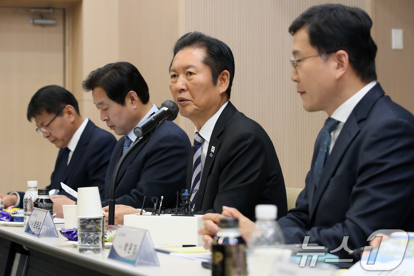 (대구=뉴스1) 공정식 기자 = 정청래 더불어민주당 대표(왼쪽 세 번째)가 19일 대구 수성구 스피어AX에서 열린 '수성알파시티 기업과 함께하는 산업혁신 정책간담회'에 참석해 인사 …