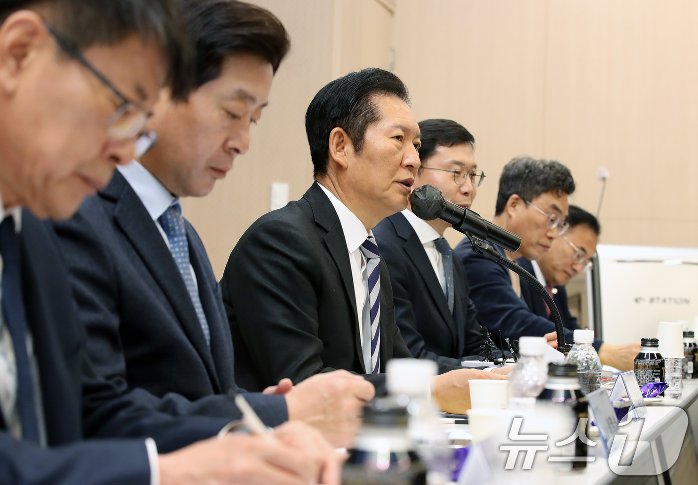 (대구=뉴스1) 공정식 기자 = 정청래 더불어민주당 대표(왼쪽 세 번째)가 19일 대구 수성구 스피어AX에서 열린 '수성알파시티 기업과 함께하는 산업혁신 정책간담회'에 참석해 인사 …