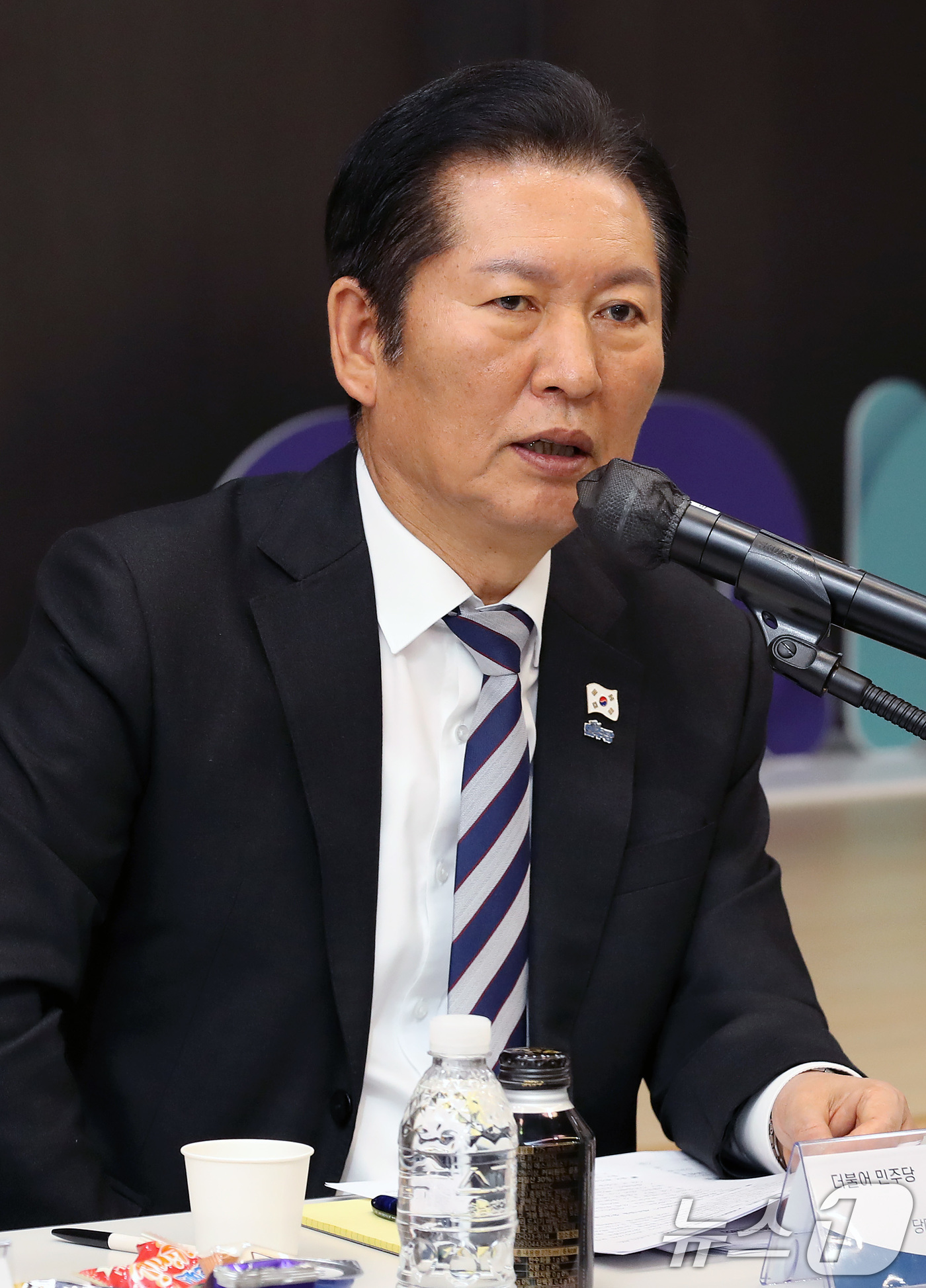 (대구=뉴스1) 공정식 기자 = 정청래 더불어민주당 대표가 19일 대구 수성구 스피어AX에서 열린 '수성알파시티 기업과 함께하는 산업혁신 정책간담회'에 참석해 인사말을 하고 있다. …