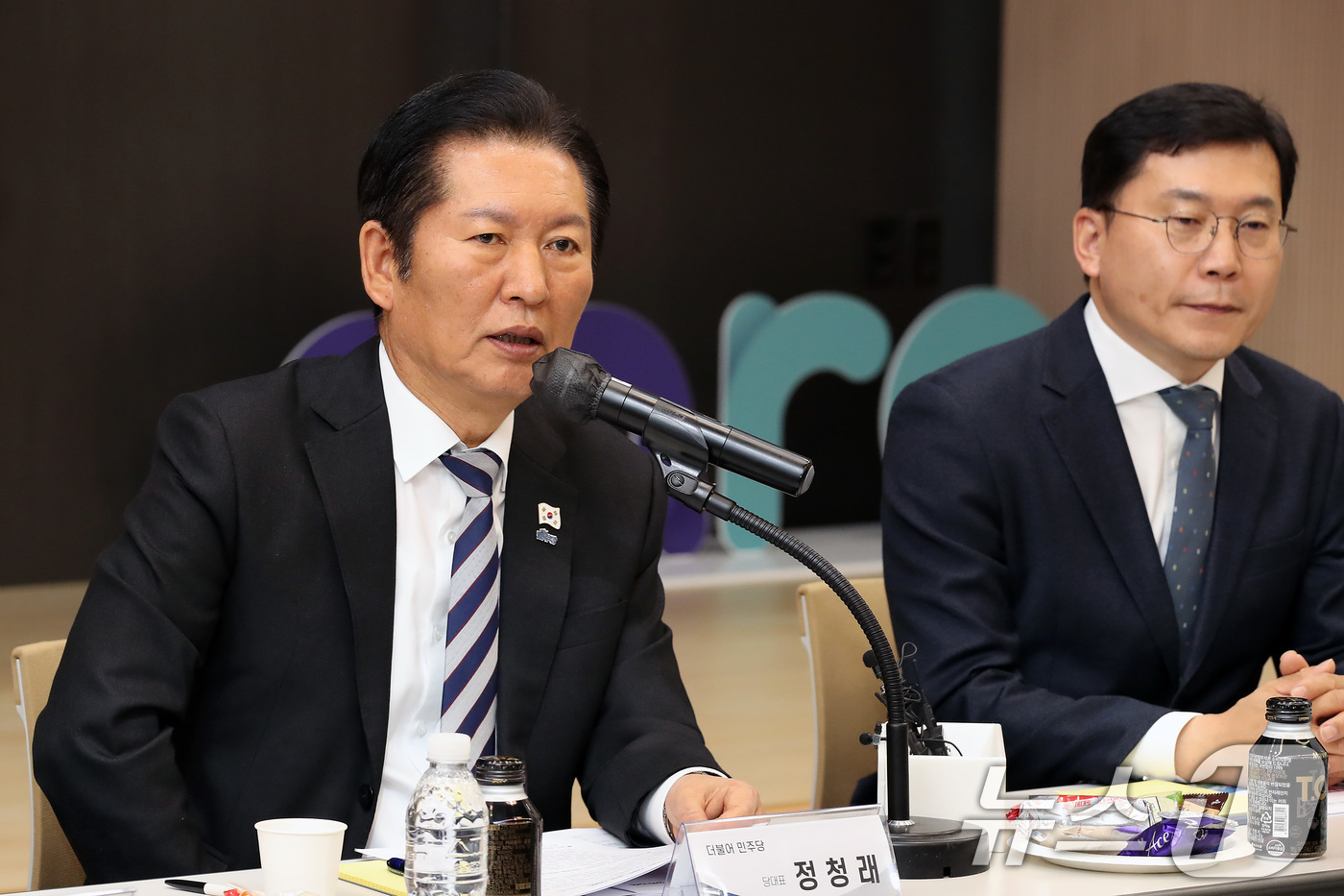 (대구=뉴스1) 공정식 기자 = 정청래 더불어민주당 대표(왼쪽)가 19일 대구 수성구 스피어AX에서 열린 '수성알파시티 기업과 함께하는 산업혁신 정책간담회'에 참석해 인사말을 하고 …