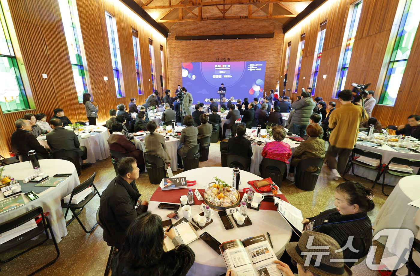 (담양=뉴스1) 김태성 기자 = 국내 최고 장인들이 한자리에 모여 전통기술의 산업화 방향을 모색하는 학술행사 'K-마스터 콘퍼런스 2025'가 19일 전남 담양 해동문화예술촌에서 …