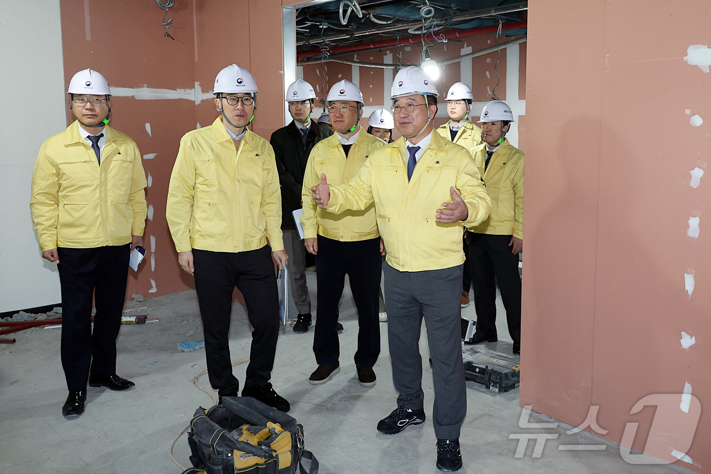 (서울=뉴스1) = 윤호중 행정안전부 장관이 19일 오전 부산광역시 동구에 위치한 해양수산부 부산청사 이전 준비상황 현장을 점검하고 있다. (행정안전부 제공. 재판매 및 DB 금지 …