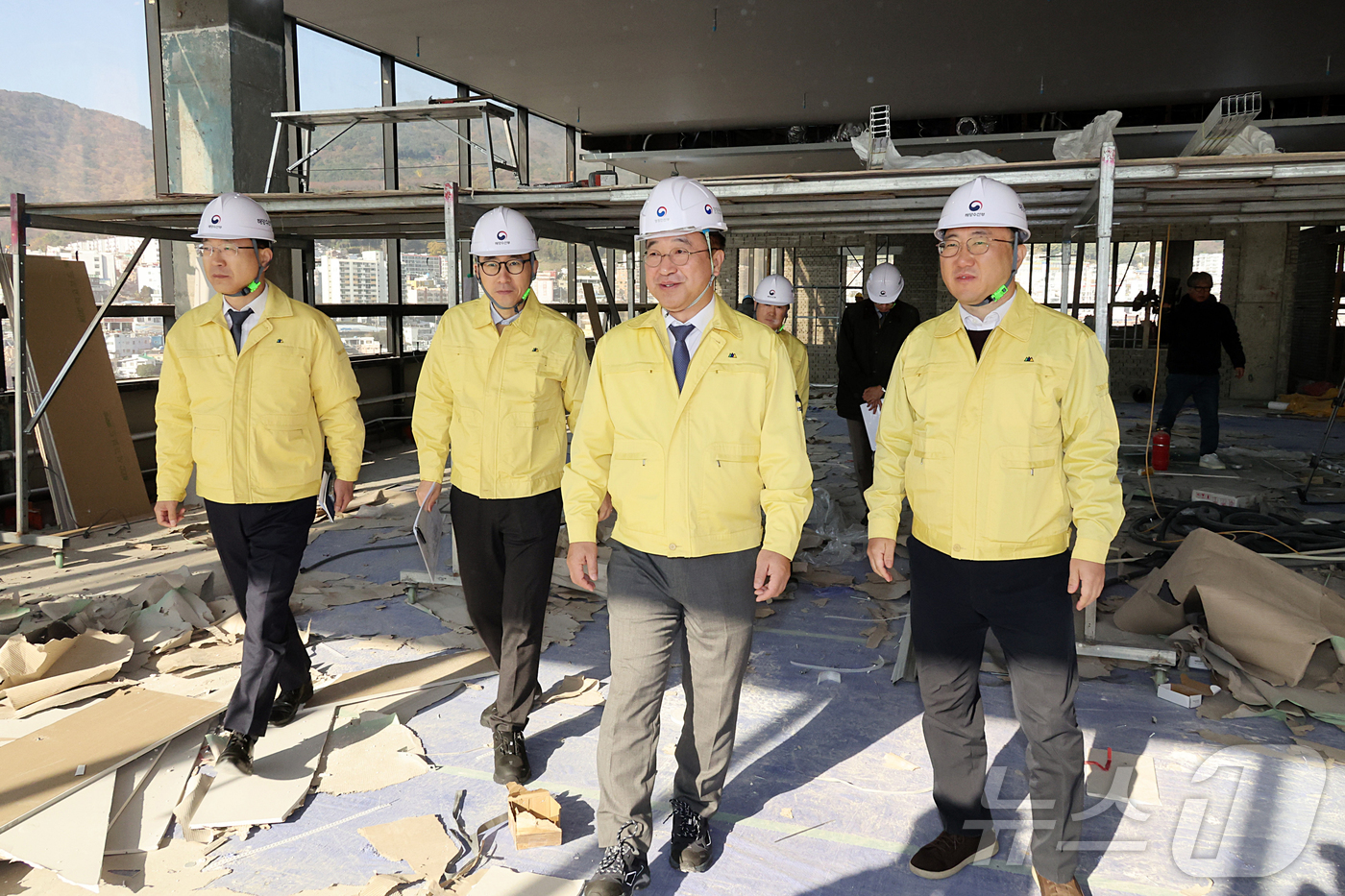 (서울=뉴스1) = 윤호중 행정안전부 장관이 19일 오전 부산광역시 동구에 위치한 해양수산부 부산청사 이전 준비상황 현장을 점검하고 있다. (행정안전부 제공. 재판매 및 DB 금지 …