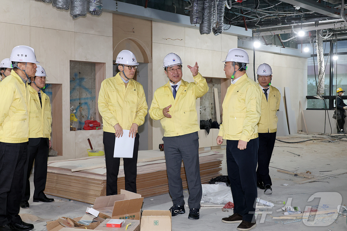 (서울=뉴스1) = 윤호중 행정안전부 장관이 19일 오전 부산광역시 동구에 위치한 해양수산부 부산청사 이전 준비상황 현장을 점검하고 있다. (행정안전부 제공. 재판매 및 DB 금지 …