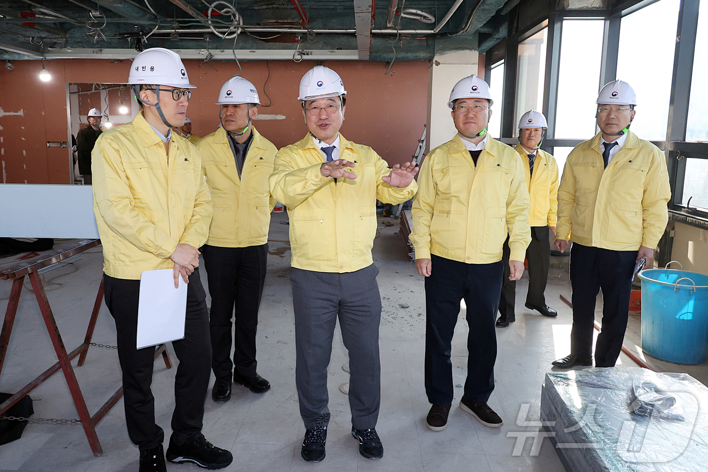 (서울=뉴스1) = 윤호중 행정안전부 장관이 19일 오전 부산광역시 동구에 위치한 해양수산부 부산청사 이전 준비상황 현장을 점검하고 있다. (행정안전부 제공. 재판매 및 DB 금지 …