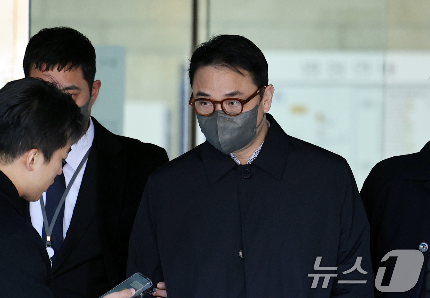 (서울=뉴스1) 이호윤 기자 = 양평 공흥지구 개발 특혜 의혹에 연루된 김건희 여사의 오빠 김진우씨가 19일 서울 서울 서초구 서울중앙지법에서 열린 구속 전 피의자 심문(영장실질심 …