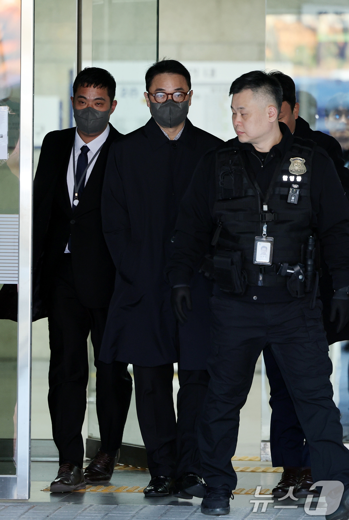 (서울=뉴스1) 이호윤 기자 = 양평 공흥지구 개발 특혜 의혹에 연루된 김건희 여사의 오빠 김진우씨가 19일 서울 서울 서초구 서울중앙지법에서 열린 구속 전 피의자 심문(영장실질심 …