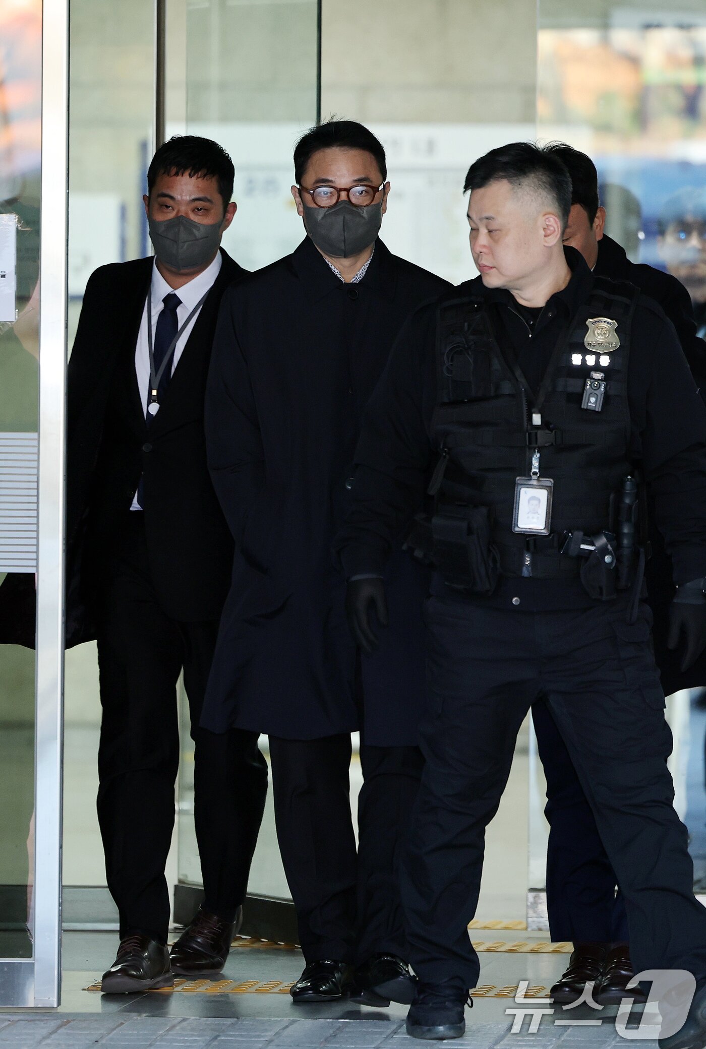 본문 이미지 - 양평 공흥지구 개발 특혜 의혹에 연루된 김건희 여사의 오빠 김진우씨가 19일 서울 서울 서초구 서울중앙지법에서 열린 구속 전 피의자 심문&#40;영장실질심사&#41;을 마친 뒤 법원을 빠져나가고 있다. 2025.11.19/뉴스1 ⓒ News1 이호윤 기자