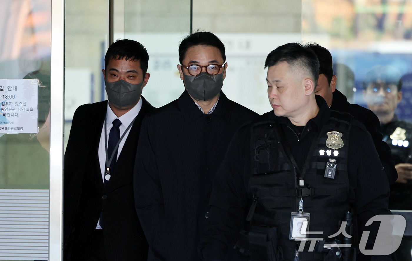 (서울=뉴스1) 이호윤 기자 = 양평 공흥지구 개발 특혜 의혹에 연루된 김건희 여사의 오빠 김진우씨가 19일 서울 서울 서초구 서울중앙지법에서 열린 구속 전 피의자 심문(영장실질심 …