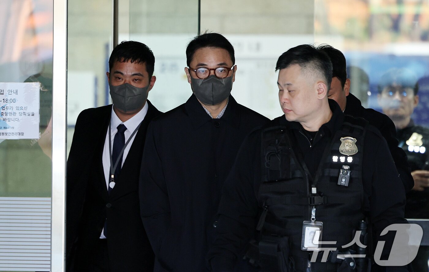 본문 이미지 - 양평 공흥지구 개발 특혜 의혹에 연루된 김건희 여사의 오빠 김진우씨가 19일 서울 서울 서초구 서울중앙지법에서 열린 구속 전 피의자 심문&#40;영장실질심사&#41;을 마친 뒤 법원을 빠져나가고 있다. 2025.11.19/뉴스1 ⓒ News1 이호윤 기자