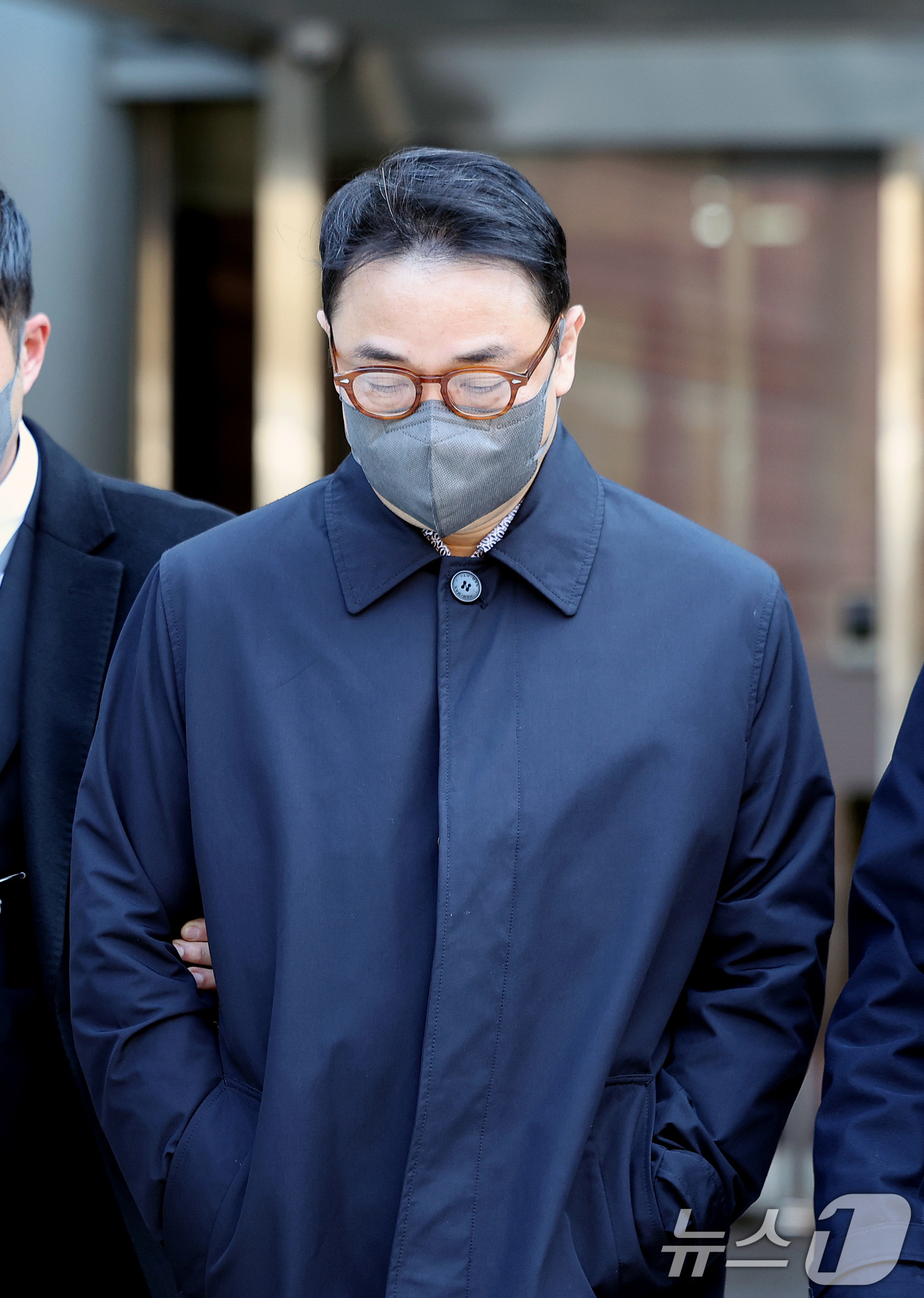 (서울=뉴스1) 이호윤 기자 = 양평 공흥지구 개발 특혜 의혹에 연루된 김건희 여사의 오빠 김진우씨가 19일 서울 서울 서초구 서울중앙지법에서 열린 구속 전 피의자 심문(영장실질심 …