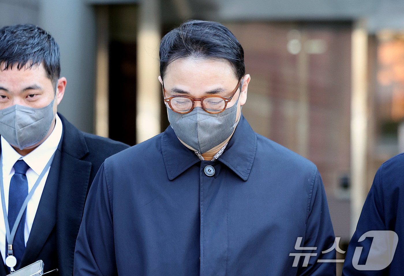 (서울=뉴스1) 이호윤 기자 = 양평 공흥지구 개발 특혜 의혹에 연루된 김건희 여사의 오빠 김진우씨가 19일 서울 서울 서초구 서울중앙지법에서 열린 구속 전 피의자 심문(영장실질심 …