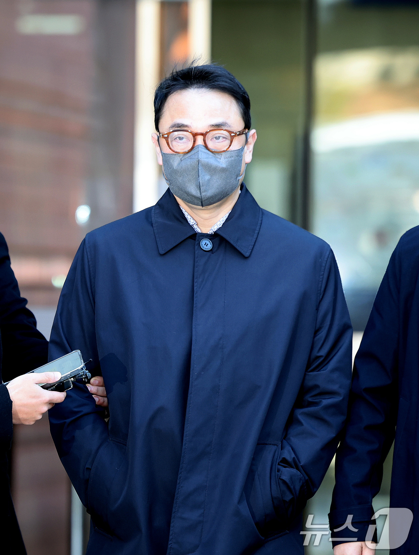 (서울=뉴스1) 이호윤 기자 = 양평 공흥지구 개발 특혜 의혹에 연루된 김건희 여사의 오빠 김진우씨가 19일 서울 서울 서초구 서울중앙지법에서 열린 구속 전 피의자 심문(영장실질심 …