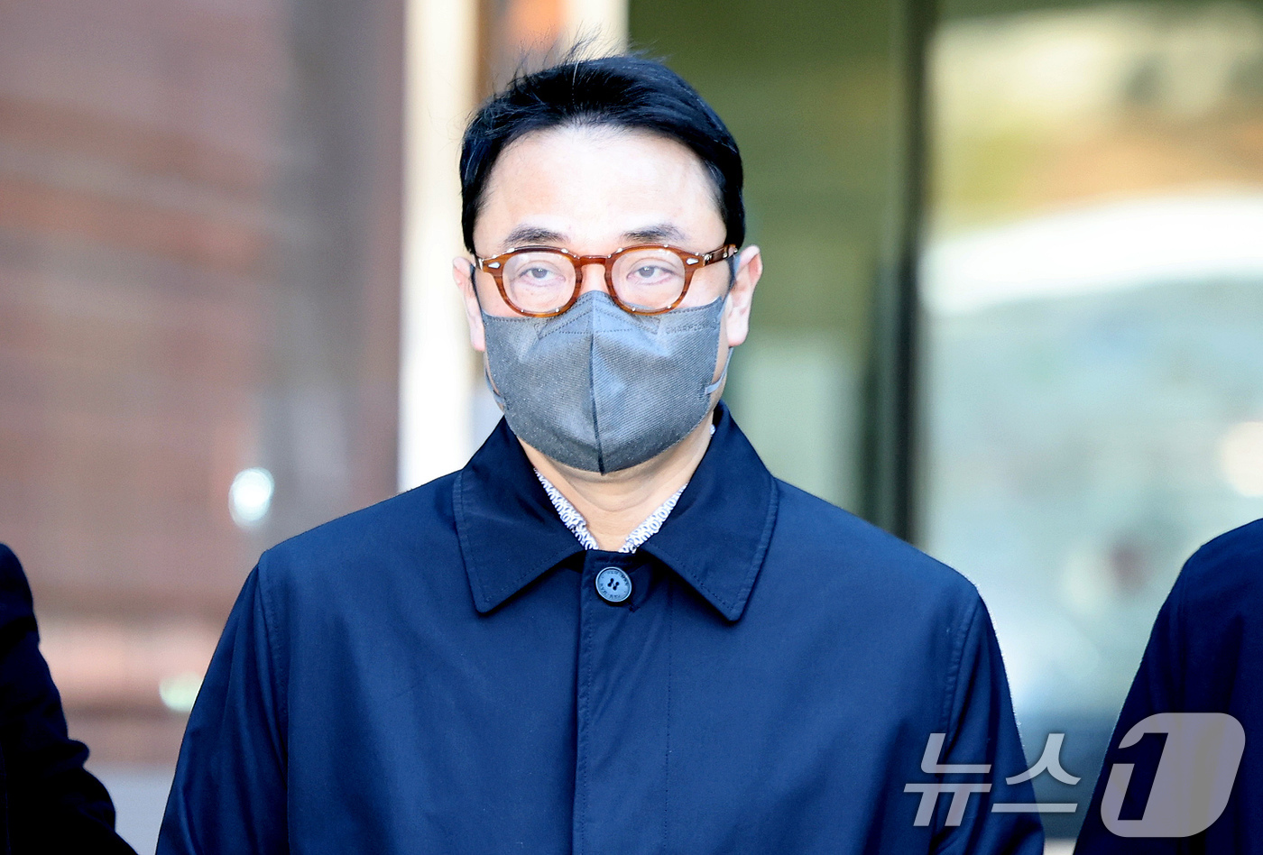 (서울=뉴스1) 이호윤 기자 = 양평 공흥지구 개발 특혜 의혹에 연루된 김건희 여사의 오빠 김진우씨가 19일 서울 서울 서초구 서울중앙지법에서 열린 구속 전 피의자 심문(영장실질심 …