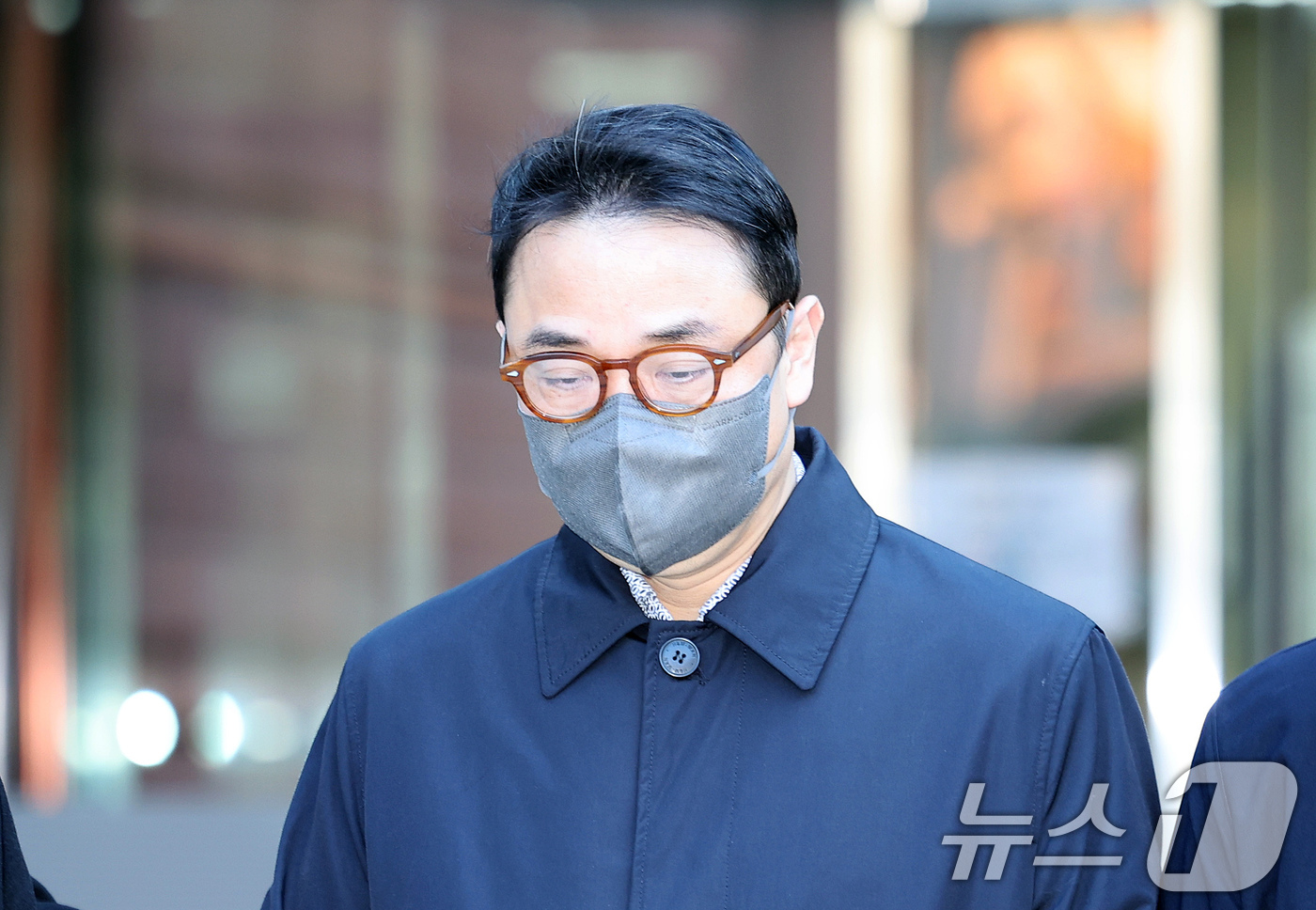 (서울=뉴스1) 이호윤 기자 = 양평 공흥지구 개발 특혜 의혹에 연루된 김건희 여사의 오빠 김진우씨가 19일 서울 서울 서초구 서울중앙지법에서 열린 구속 전 피의자 심문(영장실질심 …