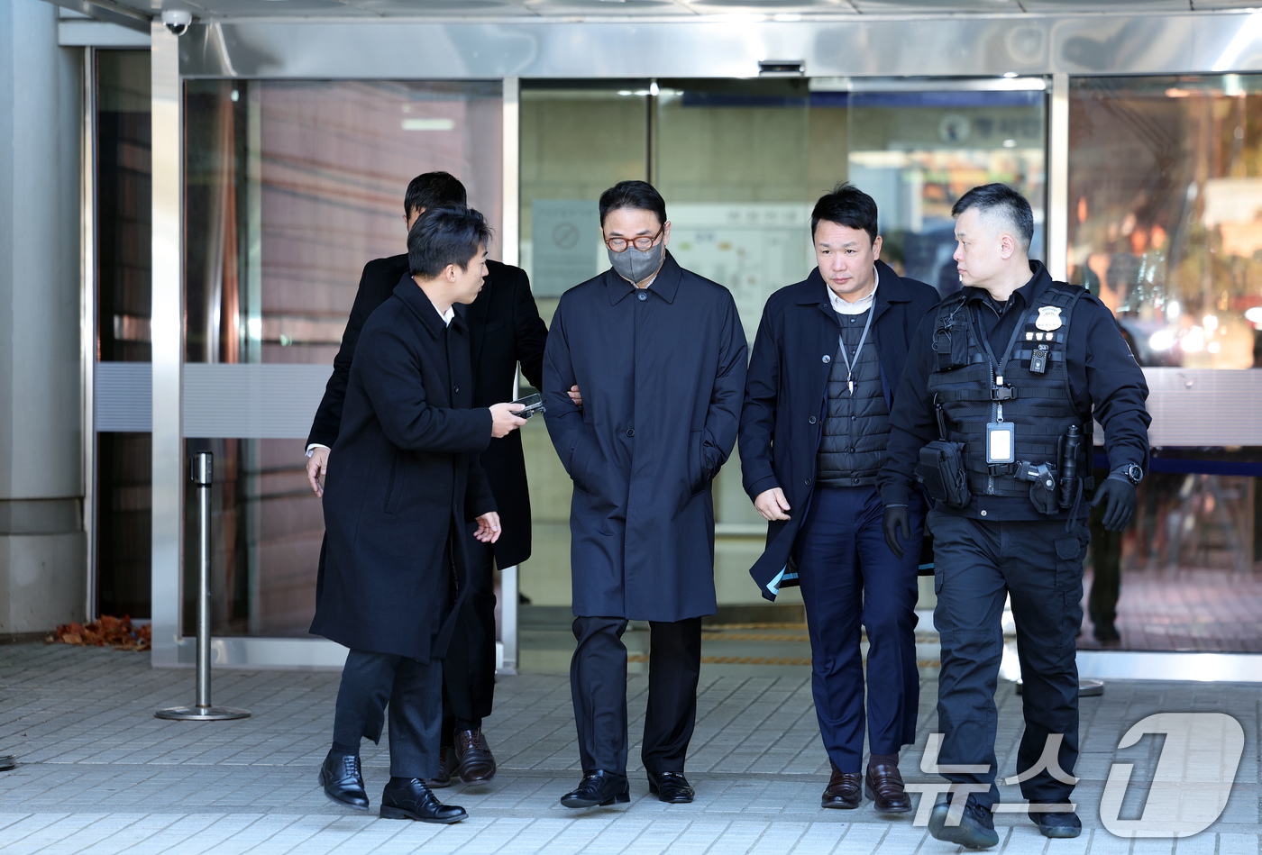 (서울=뉴스1) 이호윤 기자 = 양평 공흥지구 개발 특혜 의혹에 연루된 김건희 여사의 오빠 김진우씨가 19일 서울 서울 서초구 서울중앙지법에서 열린 구속 전 피의자 심문(영장실질심 …