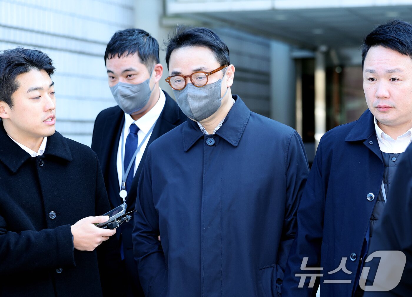 본문 이미지 - 양평 공흥지구 개발 특혜 의혹에 연루된 김건희 여사의 오빠 김진우씨가 19일 서울 서울 서초구 서울중앙지법에서 열린 구속 전 피의자 심문&#40;영장실질심사&#41;을 마친 뒤 법원을 빠져나가고 있다. 2025.11.19/뉴스1 ⓒ News1 이호윤 기자