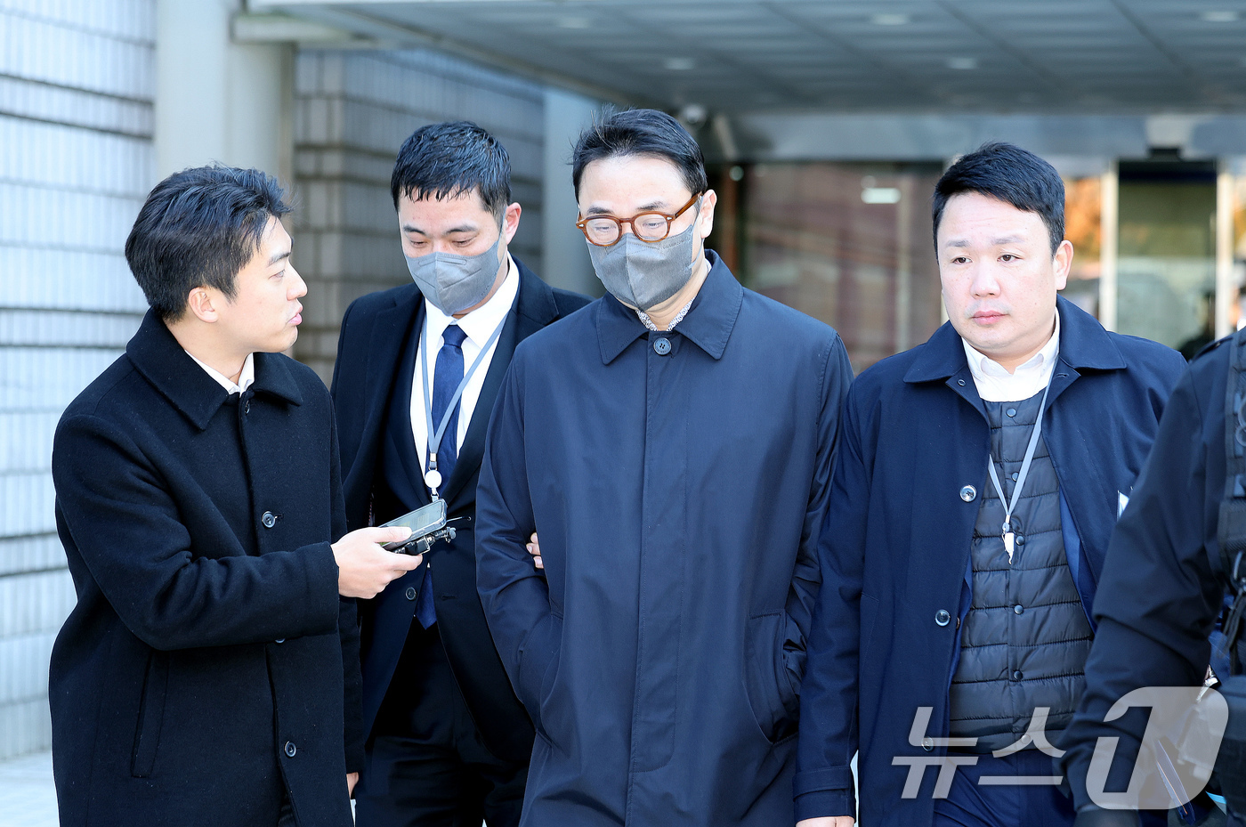 (서울=뉴스1) 이호윤 기자 = 양평 공흥지구 개발 특혜 의혹에 연루된 김건희 여사의 오빠 김진우씨가 19일 서울 서울 서초구 서울중앙지법에서 열린 구속 전 피의자 심문(영장실질심 …